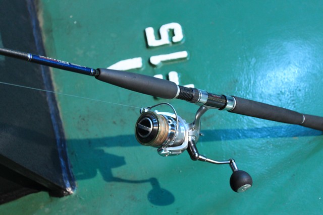 รอกกับคันในเที่วนี้ ผมใช้ penn 525gs กับคับ fc monter kokai  ส่วนอีกคันเป็น คัน daiwa ฮรามาซะ  2 ท่อ