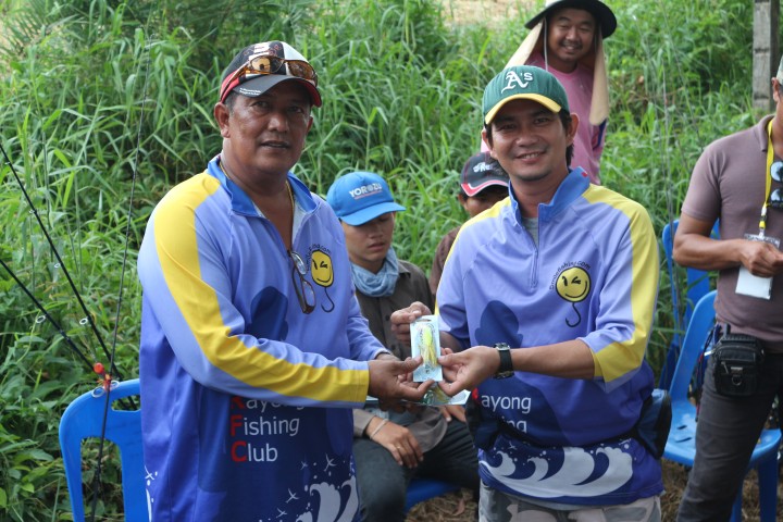 รูปข้างบน ที่รับเหยื่อกบ เป็น รางวัล ปลา 1 ตัว
 ขอขอบคุณเหยื่อจาก พี่อู๊ดดี้ Udy และ พี่กุ๋ย Tiger 