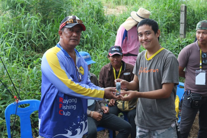 รูปข้างบน ที่รับเหยื่อกบ เป็น รางวัล ปลา 1 ตัว
 ขอขอบคุณเหยื่อจาก พี่อู๊ดดี้ Udy และ พี่กุ๋ย Tiger 