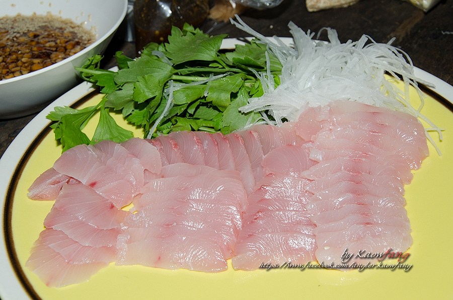  [b]อาหารญี่ปุ่นบ้าง "ซาซิมิปลาสละ" ปลาสละทุกตัวขึ้นมา รีบเจาะคอเอาเลือดออกให้มากที่สุดครับ ถ้าไม่