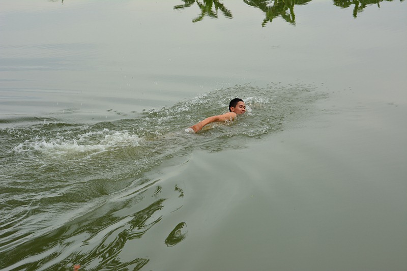 ที่ไหนได้  สมชาย  ว่ายน้ำข้ามไปเก็บเหยื่อ  ที่ตีไปติด ต่อไม้ไผ่เข้าพอดี  สนิทเลย    :laughing: :laug