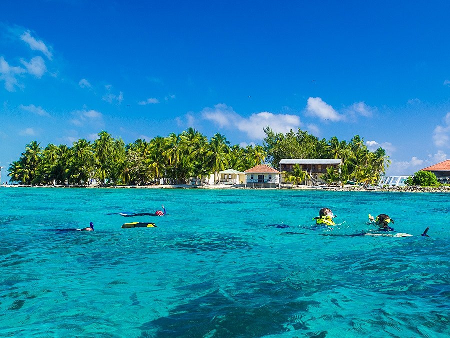  Tobbaco Caye ครับ เกาะที่เป็นสวรรค์ของ Backpacker สวยงามเล็ก เข้าถึงง่าย
และมีราคาถูก Caye อ่านว่า