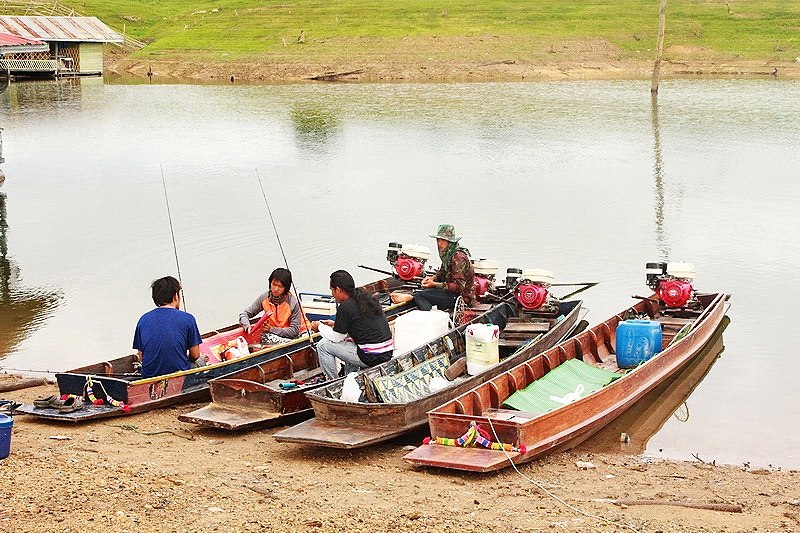  [b]วันนี้เรือรับแขกออกตกปลารวมกันสี่ลำครับรอรับลูกค้าที่มาตกปลาแบบเช้ากลับเย็น มีไต๋อ้น ไต๋กิเลน ไต