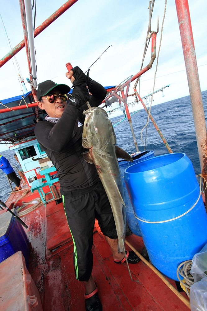 ท้ายเรือถ่ายไม่ได้ ต้องถ่ายไปหัวเรือ :grin: