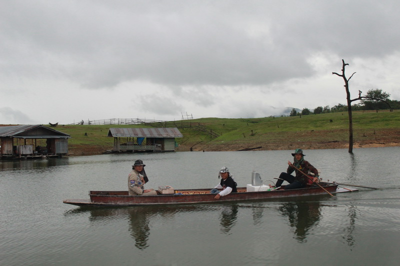  [b]เมื่อเช้าน้าๆที่มาลงเรือตกปลาก็ทะยอยเข้ากันมาทีละลำครับ "ความสุขของคนตกปลา ก็คือ การออกเรือได้ต