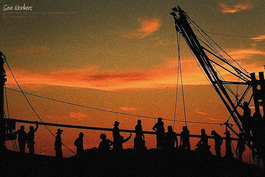 ภาพนี้ถ่ายทำก่อนหกโมงเช้าบนเรือ กลางทะเล จ.ตราด เมื่อหลายปีผ่านมาแล้ว ระหว่างรอเรือเข้าไปขอปลาเหยื่อ