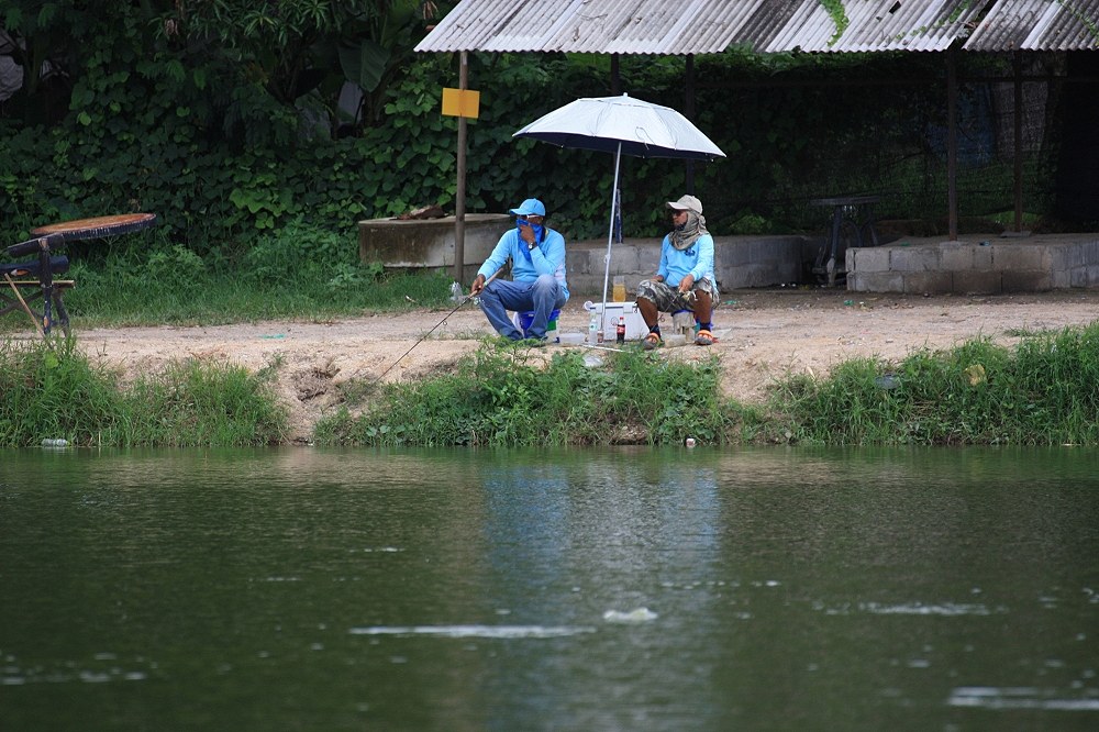 ส่วน2 คนนี้ไม่ขอเอ่ยนามนะครับ หุหุ :laughing: :laughing: :laughing: