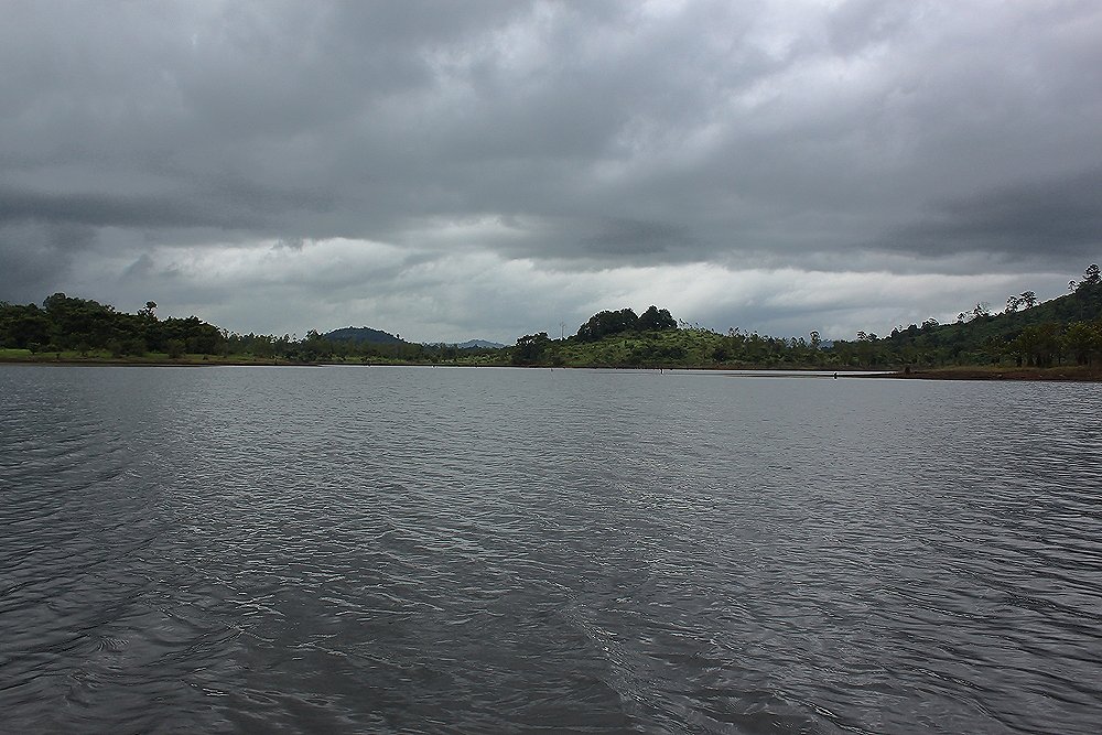 สายฝนก็ตกๆหยุดๆทั้งวันครับ พอให้เราได้รับรู้ว่า ฝน 8 แดด 4 นี่ปหละครับ ตราด ของจริงครับ 