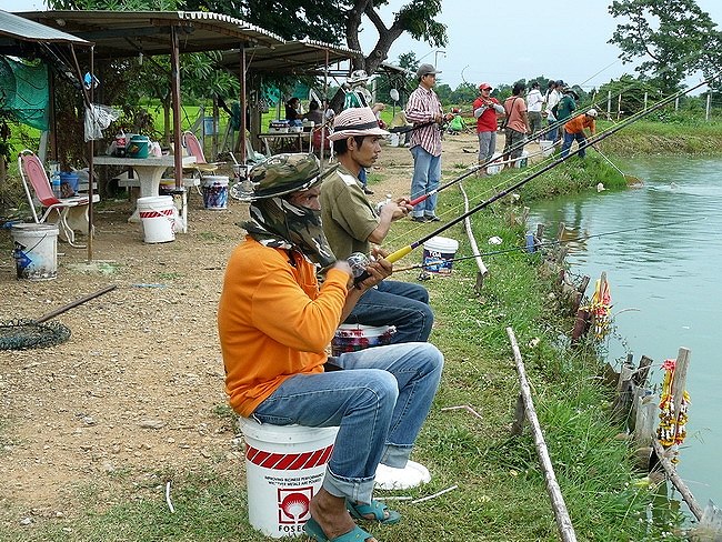 หมายนี้เจ้าที่น่าจะแรงดีนะ ดูจากพวงมาลัยตรงหน้าท่าอ่ะ :cool: :cool: :cool: :laughing: :laughing: :la