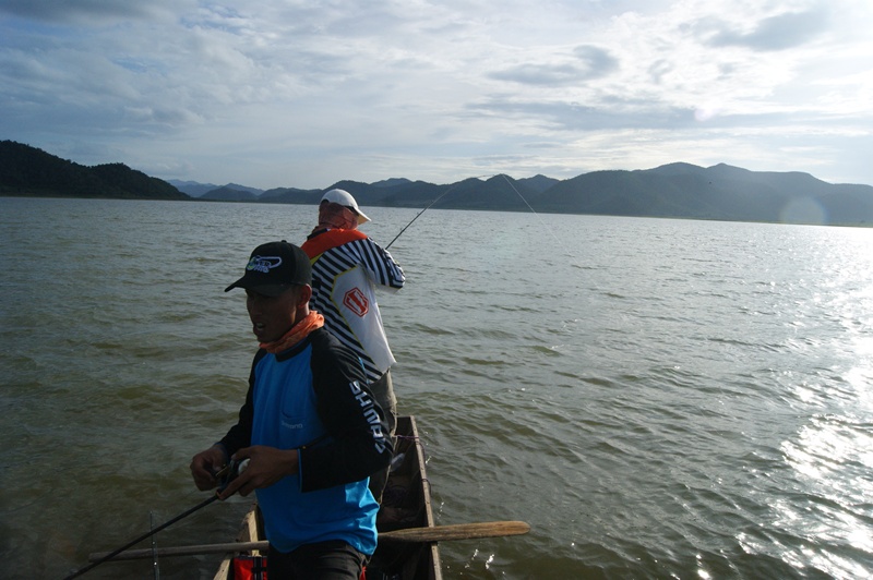 ด้านหลังเรือ พี่ไก่ โดนอีกแล้วครับ  :laughing: :laughing: :laughing: :laughing: