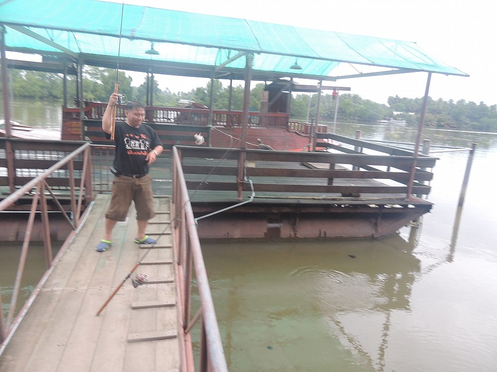 พอฝนหยุดน้ำเปลี่ยนทิศไหลกลับ เลยลงตรงสะพานเรือ กินเรื่อยๆ ครับ ทั้งปลาทั้งคน 555