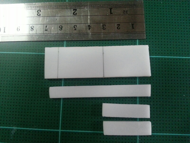 ใช้พลาสติกหนาสามมิล ขนาดประมาณ 2x7ซม ส่วนต้วเล็กกว้าง 7 มม ใช้กระดาษทรายละเอียดขัดผิวพลาสติกให้เขียน