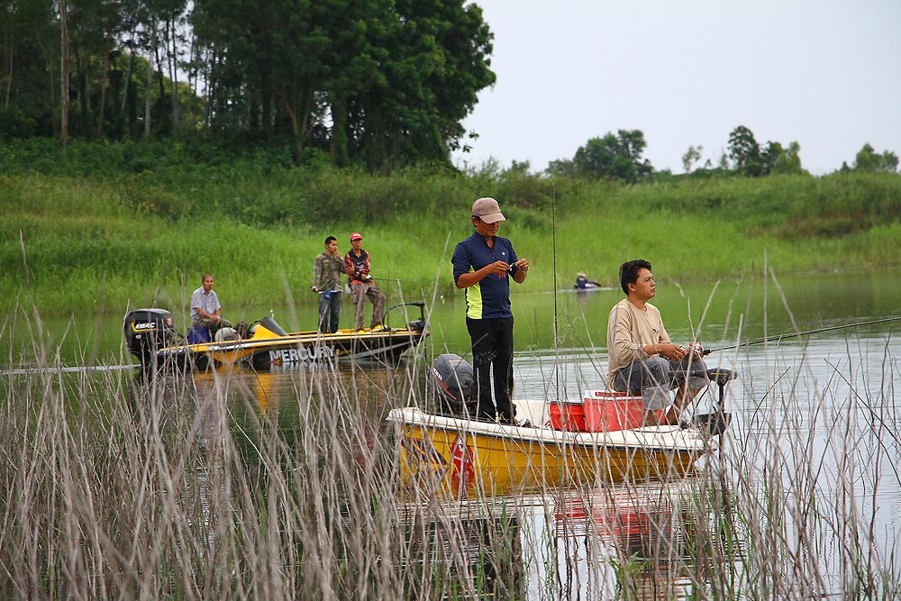                                                  มารุมดูรัยกัน ไปหาตีปลาดิ๊ แต่เรืออิลำเหลือง เค้าบอ