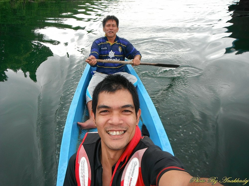 พายเรือเลาะตีรอบแพครับมีหลายหุบอยู่ครับกัดแต่ไม่โดนครับ