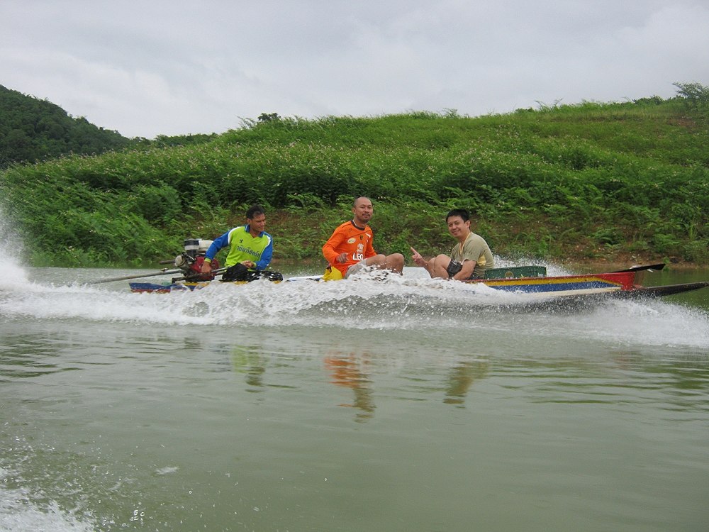  [b][center]หลังจากนั้นเรือชาวบ้านก็แห่ขบวนกันเข้ามาทำไร่ที่สวน ปลาหนีหมด ตกใจเรือเพราะพี่แกเร่งเครื