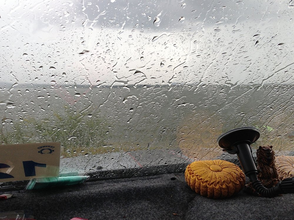 ตามระเบียบครับ ฝนตกอย่างแรง ต้องถอยตัวไปตั้งหลักบนรถละครับ