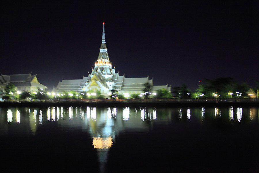 ลาไปด้วยภาพวัดหลวงพ่อในยามค่ำคืนสวยมากจริงๆครับ 

ขอขอบคุณเพื่อนๆสมาชิกที่ติดตามกระทู้นี้ด้วยนะครั