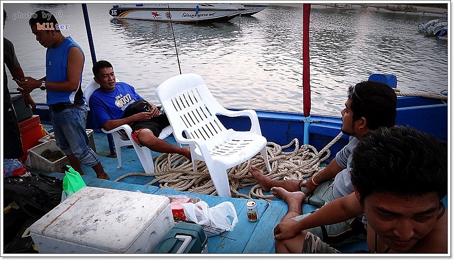  [b]บนเรือ งานเลี้ยงรุ่น-มินิ    เพิ่งเริ่ม-เดินทาง- อย่างเป็นทางการ

ทุกคนมีกระป๋อง คนล่ะใบในมือ 