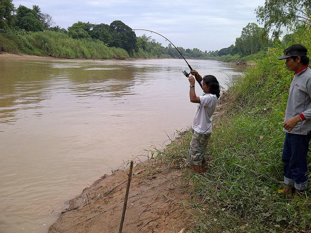  [b]หน้าดินก็ดูเพลินดีเหมือน ไม่รู้ว่าจะได้ปลาอะไร[/b]