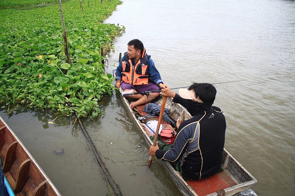 ถึงหมายนี้มีน้าๆพายเรือผ่านมางั้ะโดตัวโตมา เห็นแล้วตาร้อนเลยครับ ลืมถามชื่อน้าเค้า คงเป็นสมาชิกสยามเ