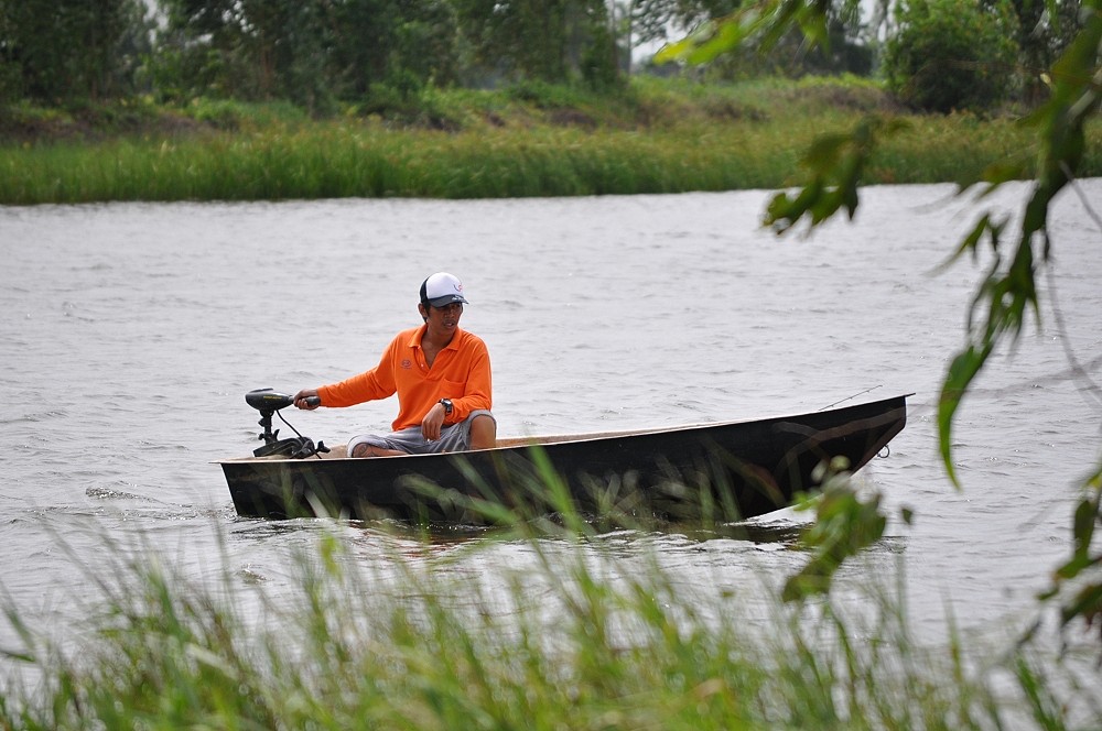 จุดที่เอาเรือขึ้น+ลง+พื้นที่ที่ไว้ตกปลาหน้าดินตอนนี้น้ำท่วมเต็มเลยให้ช่างบอยเอาเรือมาทำที่นั่งตกปลาก