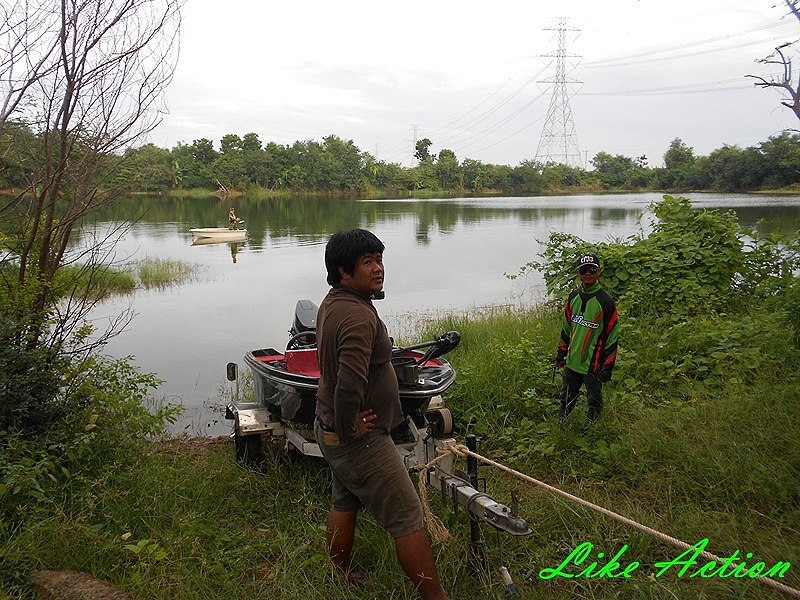 ยังเอาเรือลงไม่ทันเส็ด วัยรุ่นใจร้อน อยู่คนหนึ่งครับ  น้าวัตรแก่ประเรือเส็ดไม่รอช้าเลยแก่หวดก่อนเลยค