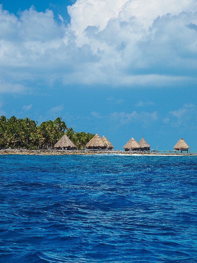 แอบถ่ายๆๆ เกาะนี้คือเกาะทางเหนือของ วงแหวนประการังครับ ที่เห็นคือที่พักครับ  :smile: