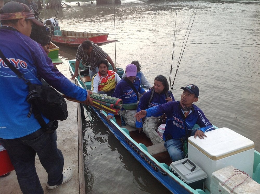    เรือลำที่สองออกเดินทาง นำทีมโดยน้ารุ่ง (ว่าแต่ ในกล่องโพม น้ารุ่งเอาของไปเปิดท้ายขายแน่ๆเลย)
ดีค