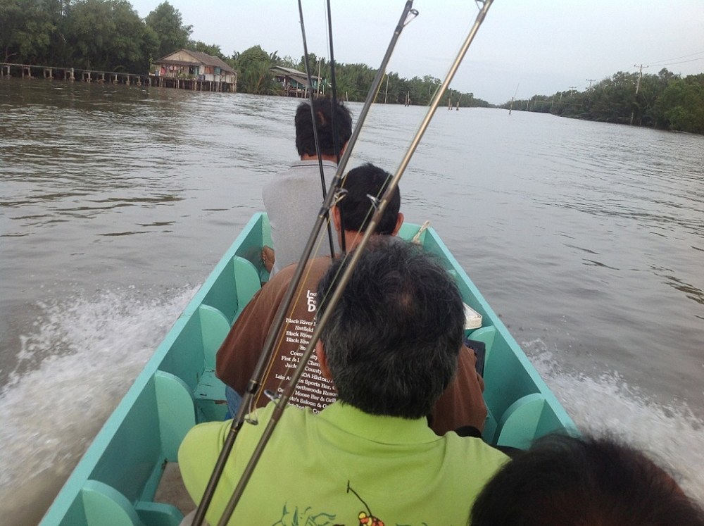   ออกเดินทาง ผมปิดท้ายกับเรือลำนี้  อากาศดีฝุดฝุด สดชืน หลังจากต้องรถติดอยู่บนทางด่วนทุกวัน รู้สึกดี