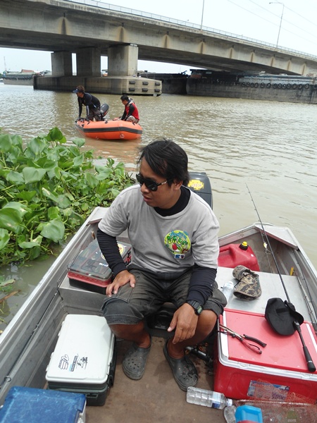  [center]ตัดภาพมาตอนพักกินข้างเที่ยงกันเลยนะครับ  :grin: :grin: :grin: :grin:[/center]