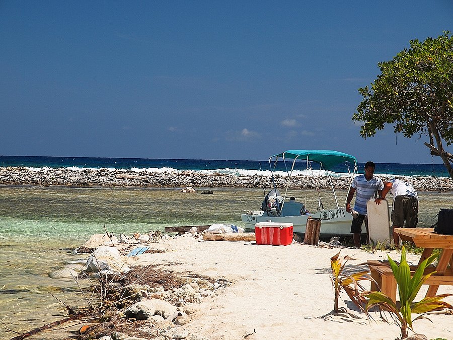 คลื่นที่เป็นฟองขาวๆ นั้นคือแนวประการังครับหรือขอบของ Atoll เป็นประการังที่ตายแล้วมาทับถมรวมกันครับ ด