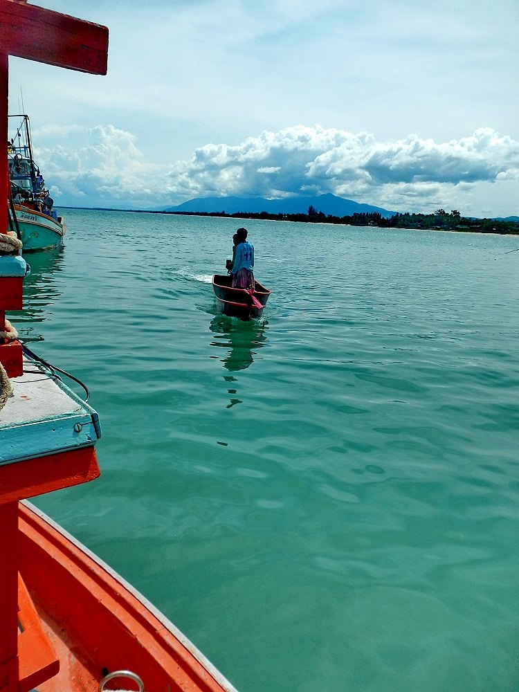 ......เรือ  ที่นัดใว้  กลับมาจากตัก เมงกระพรุน  พอดี  ... :kiss: :kiss: :love: :love: :love: :love: 