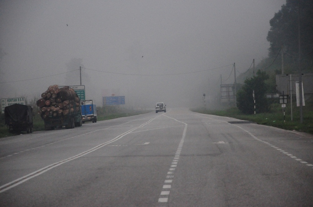 เห็นอากาศยามเช้า ตอนแรกนึกว่าหมอกเสียอีก
ที่ไหนได้เป็นผลมาจากควันไฟป่าของทางอินโดนิเซีย  