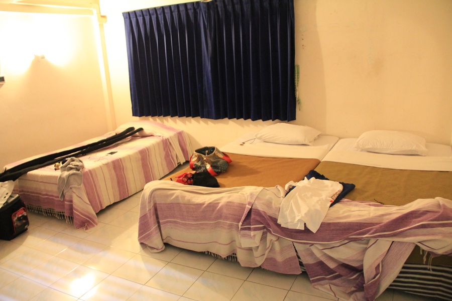 2 ห้องนอน ห้องละ 3 เตียง 
ราคา 1400 บาท.ติดแอร์ทั้งบ้าน 
ถูก จุงเบย