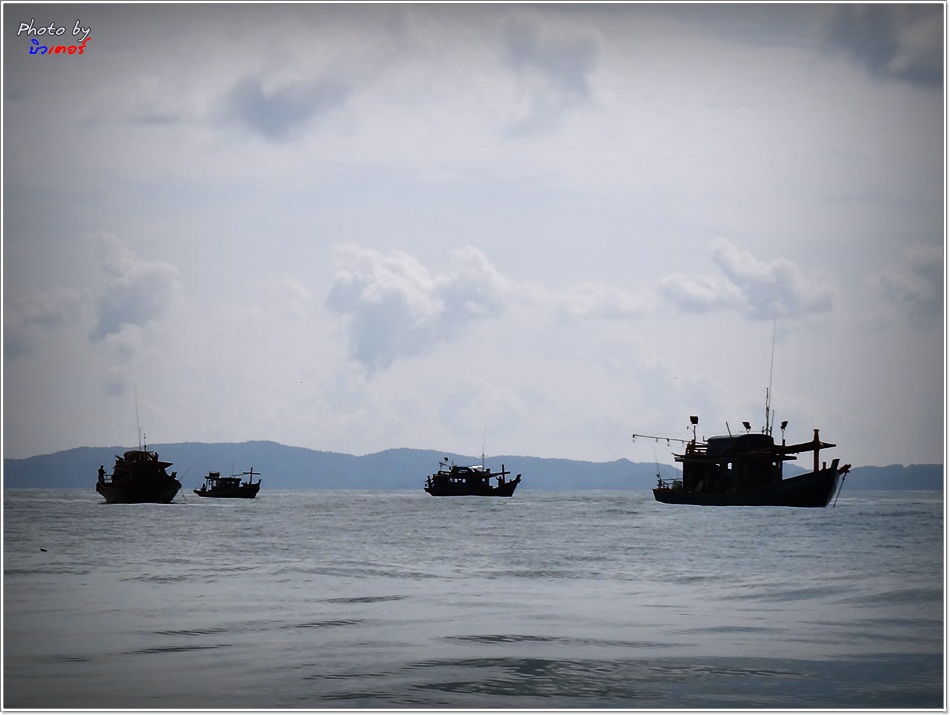  [b]เรือทัวร์ตกปลาจาก ท่าเรือปากบารา นี้เองที่ชุมนุมกัน ก่อน-เข้าฝั่ง ของวันที่ "2 คืน 3 วัน"

ซ