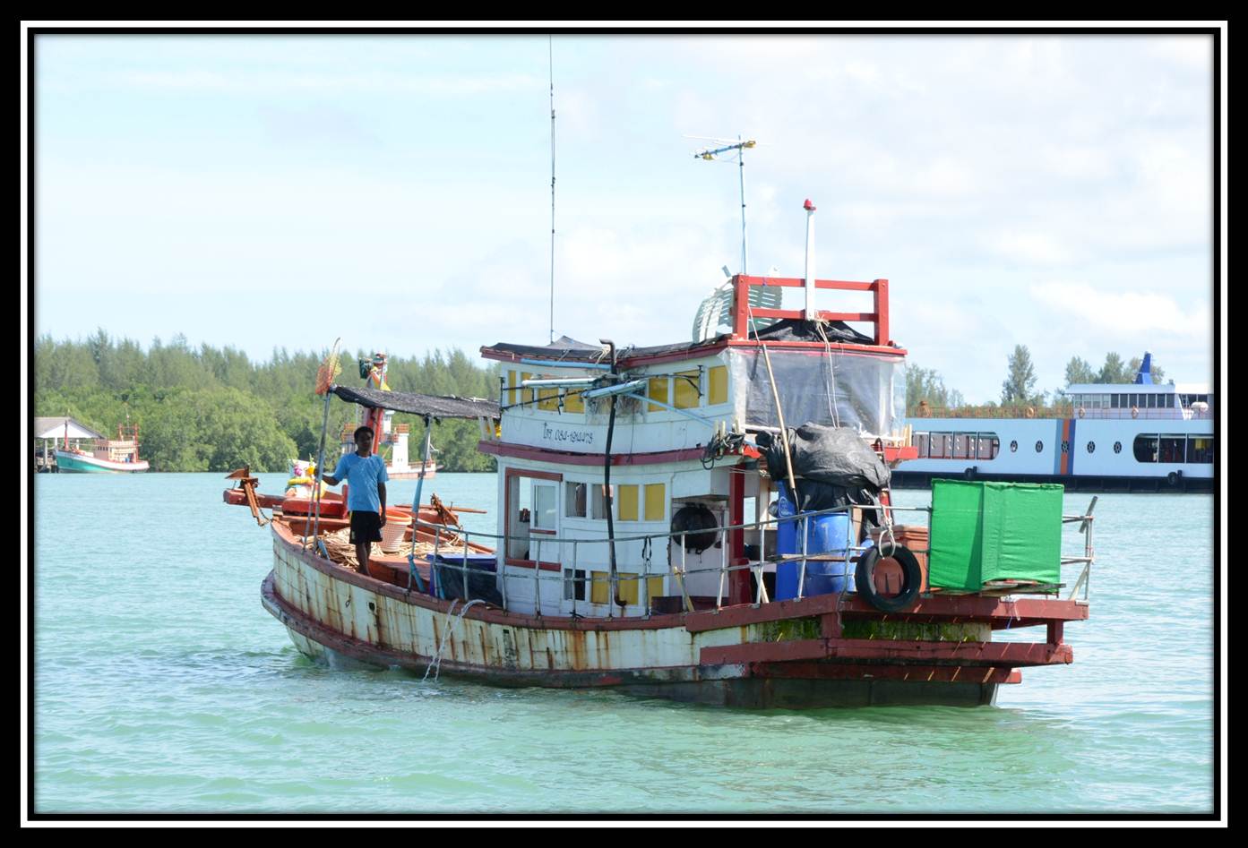 เรือไต๋ทอยลอยลำรออยู่แล้วครับ....มองเห็นโจ้กลูกชายไต๋ทอยยืนรอรับพวกเราอยู่ด้านหัวเรือ  :grin: