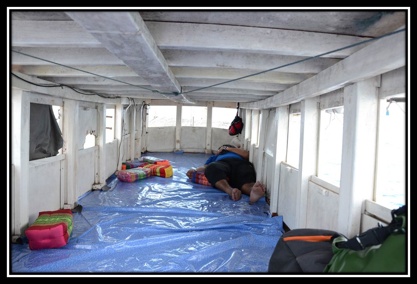 สภาพห้องนอนภายในเก๋งเรือครับ นอนพักผ่อนได้หลายคนครับ ทีมเราไปกันแค่ 4 คนโอ่โถงน่าดูเลยครับ :laughing