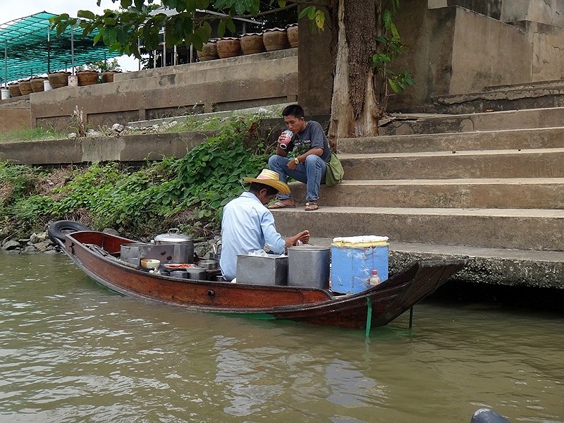 มาเจอลุงขายก๋วยเตี๋ยวเรือ ตอนแรกกะว่าจะไปหาร้านนั่งกิน เจอแบบนี้ ไม่แวะไม่ได้และ ก๋วยเตี๋ยวเรือของแท