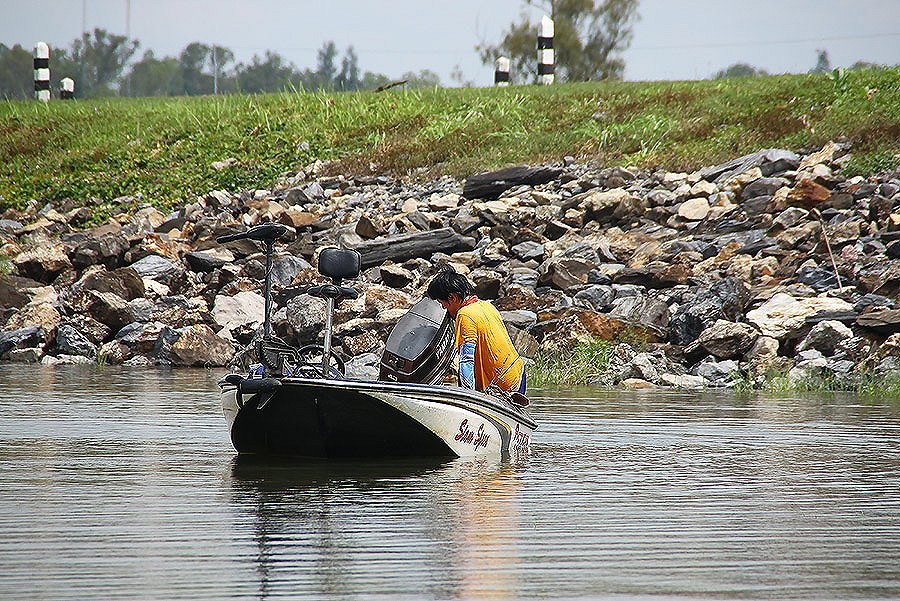 ในที่สุดก็สำเร็จ พอขึ้นเรือได้กลัวดำ รีบดึงปลอกแขนใส่เลย ตรุว่ามริงใส่กางเกงก่อนดีกว่าน่ะ น่ากลัวกว่