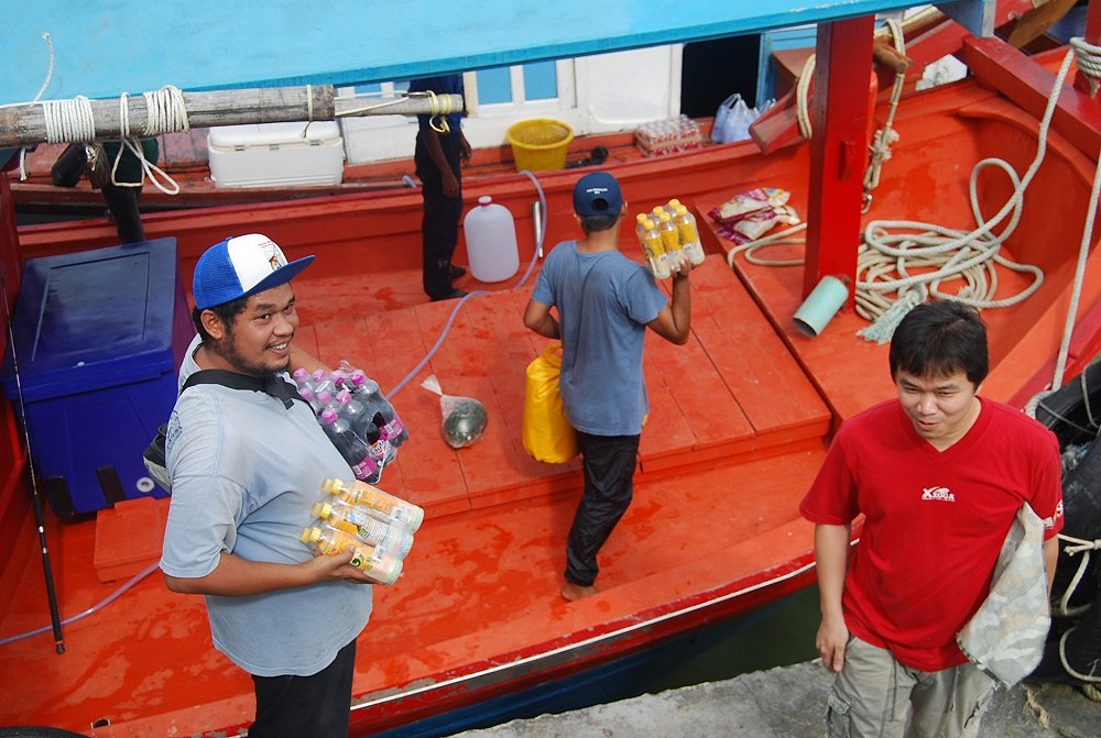 เริ่มเตรียมของลงเรือ  โดยเรือดาวลอย