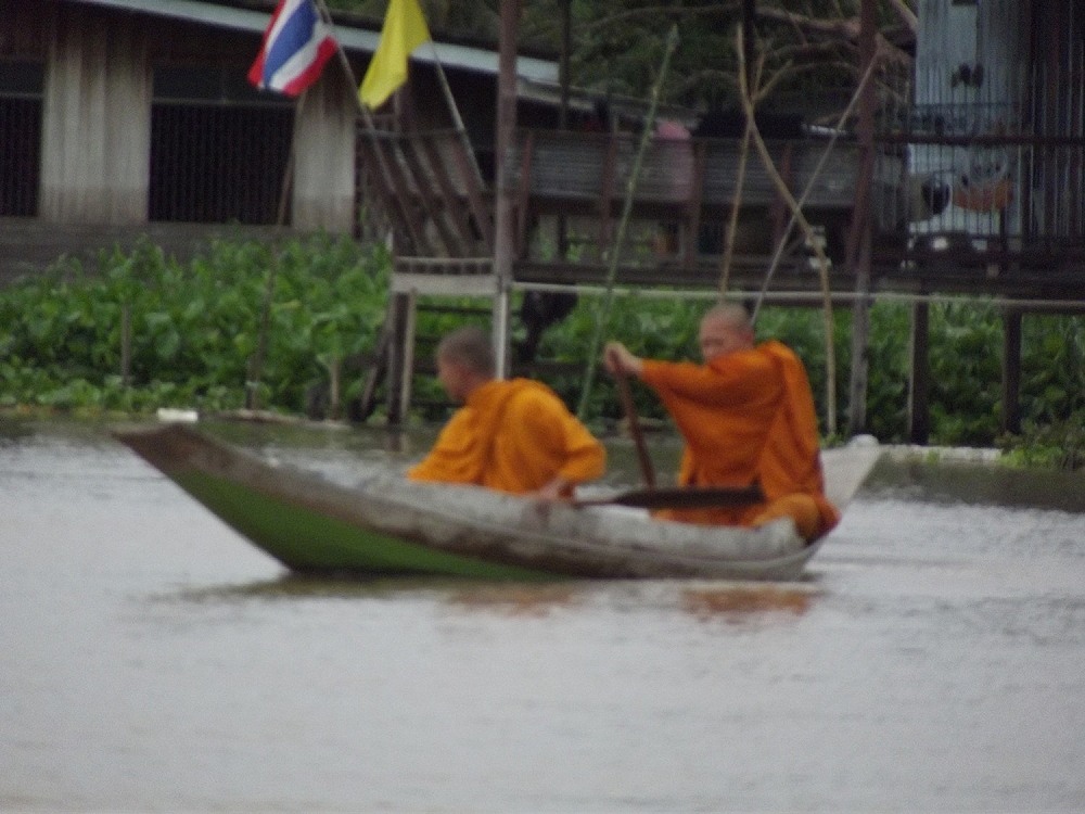 ขนาดหลวงพี่เจอน้ำแรง ต้องรีบจ้ำ สองรูปเลย  :prost: :sick: :sick: :sick: