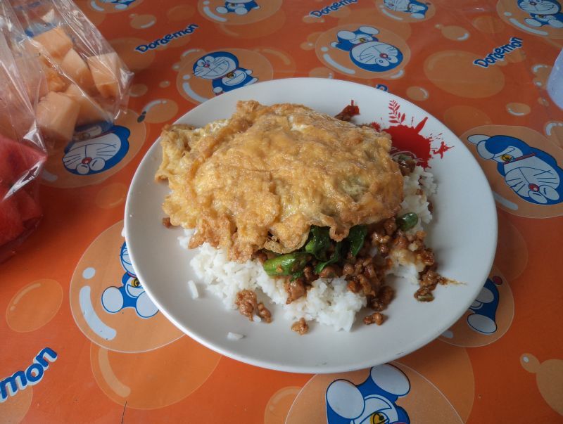 อาหารมาตรฐานของคนไทย กระเพราหมูไข่เจียวหรือไข่ดาว แล้แต่ความชอบของแต่ละบุคคล ทานข้าวกันครับ :umh:
