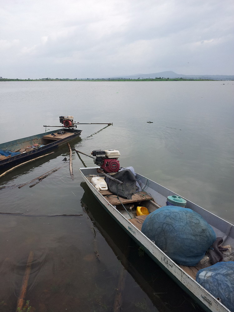 รอสักพักมีเรือชาวบ้านที่ออกวางข่าย หาปลาสอบถามหาเรือออกตกปลา อยู่สักพัก ยังไม่ได้ความ.. สงสัยแห้วววว