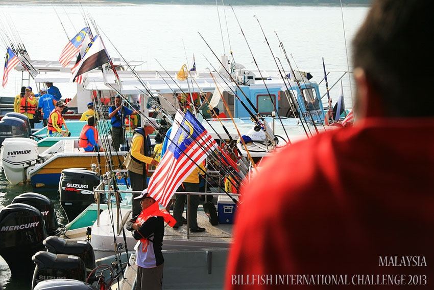 เรือแต่ละลำจะต้องปักธงชาติมาเลเซีย และธงประจำรัฐปาหัง (สีขาว-ดำ)  :talk:

Each boat was required t