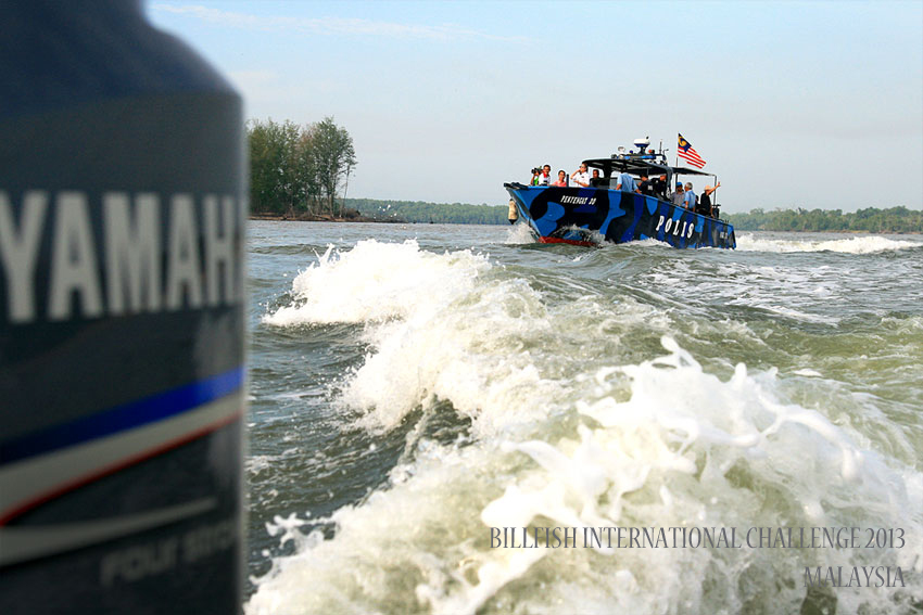 เรือตำรวจน้ำและนักข่าวบนเรือ เมื่อตามมาสังเกตุการณ์ถึงปากแม่น้ำแล้ว ก็เป็นอันสิ้นสุด  :talk:

Mari
