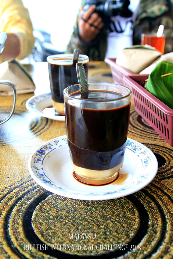 กาแฟใส่นม ที่นั่นเรียกว่า โกปิ แต่ถ้าเป็นกาแฟดำ จะเรียกว่า โกปิ-โอ(เลี้ยง) ผมขอเลือกกาแฟใส่นมก็ล