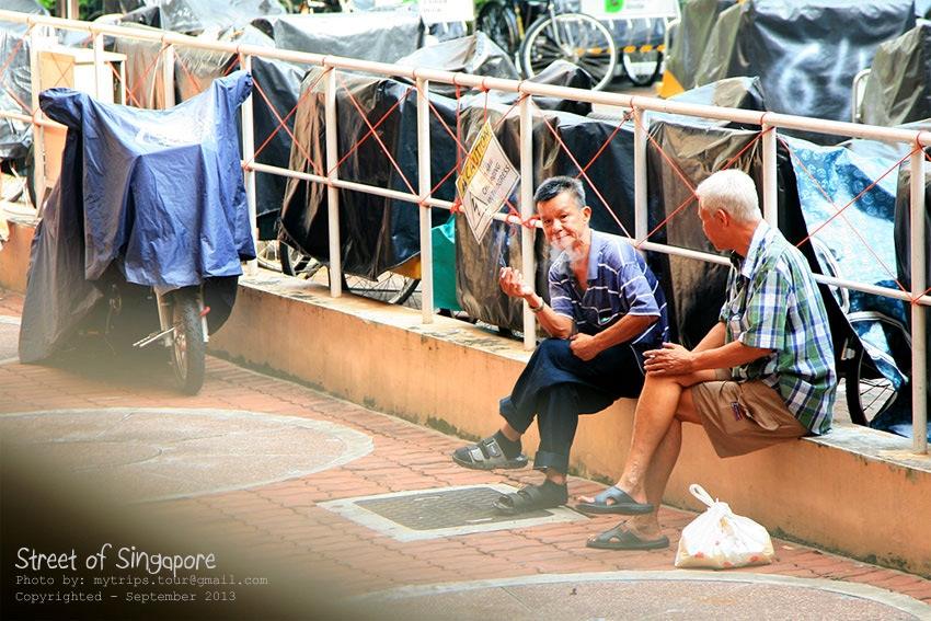 หลังกินข้าวเช้าที่ตลาดแถวๆ ถนนบูจิส ก็ยังพอได้เก็บภาพชีวิตผู้คนละแวกตลาดบ้าง  :spineyes:

After br