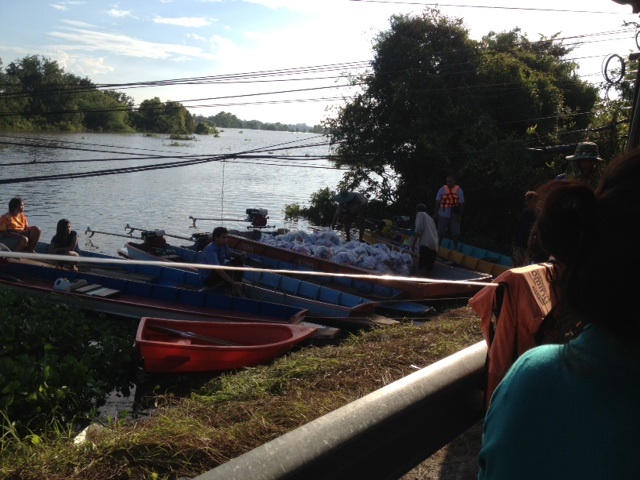 โหลดของลงเรือต่อ ไปนำไปบริจากให้ชาวบ้าน ที่โดนน้ำท่วมหนักด้านใน