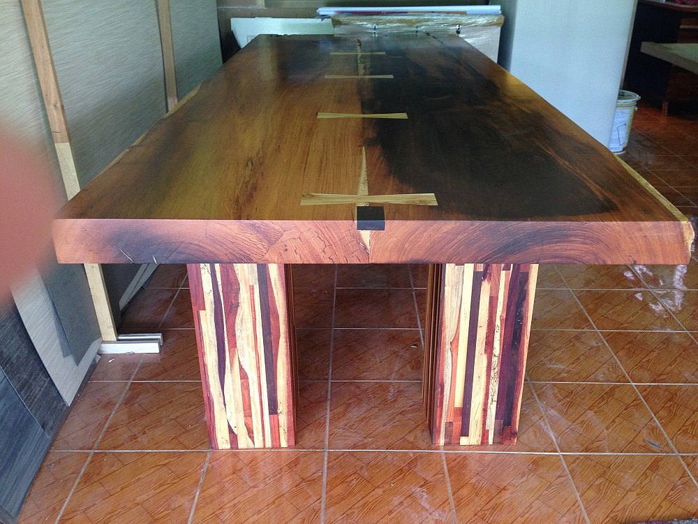 โต๊ะตัวนี้อาจจะไม่สวยในเรื่องของความชัดเจนของเนื้อไม้ แต่นำไปใช้รับรองทนทานแน่นอนครับ ใช้ยันลูกหลานเ