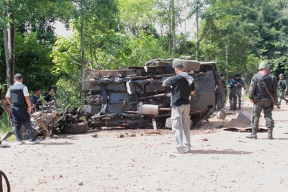 
ห่างจากตัวรถหุ้มเกราะประมาณ 20 เมตร เจ้าหน้าที่พบหลุมที่เกิดจากเหตุระเบิดกว้างประมาณ 5 เมตร ลึกประ